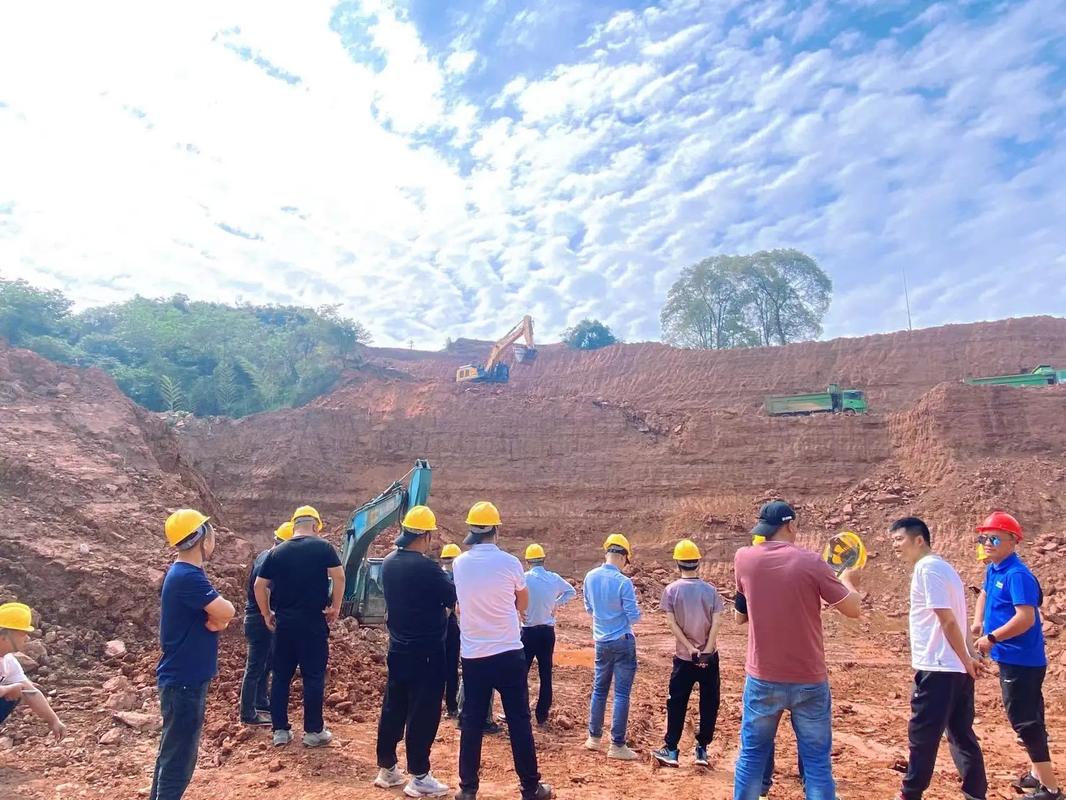 高效推进土石方工程 徐工挖机施工现场实拍